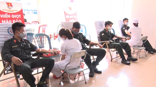 Cảnh sát cơ động hiến máu cứu người giữa mùa dịch COVID-19