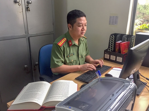 Công an cắm bản