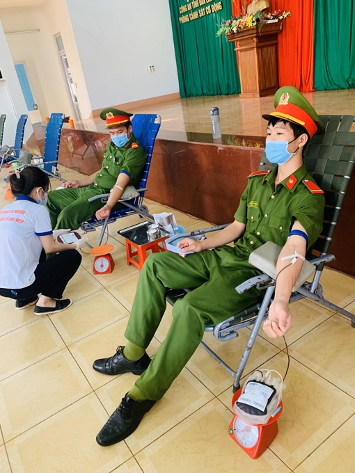 Tuổi trẻ công an và những giọt máu nghĩa tình