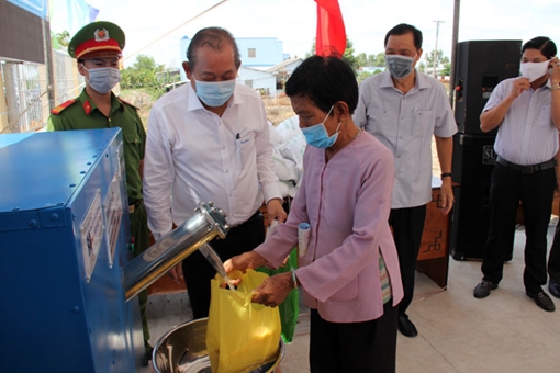 Đưa cây ATM gạo nghĩa tình đến với người dân khó khăn ở vùng bị ảnh hưởng kép