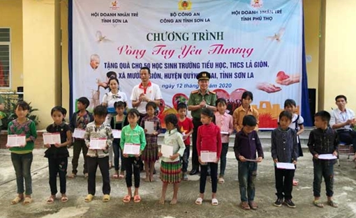Công an Sơn La và các doanh nhân thăm, tặng quà sinh Lả Giôn