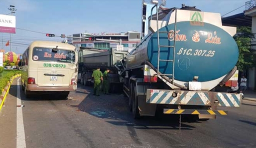 Xe bồn gây tai nạn liên hoàn, tài xế bị kẹt cứng trong cabin