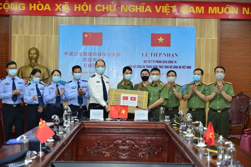 Tiếp nhận vật tư y tế do Bộ Công an Trung Quốc trao tặng