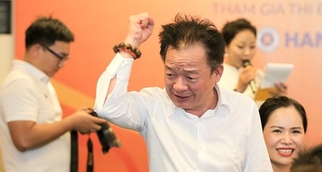 Thấy gì từ việc bầu Hiển tặng đội bóng cho các địa phương?