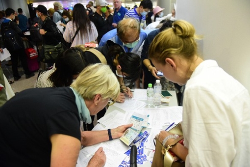 "Tự động gia hạn tạm trú" cho người nước ngoài