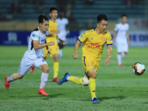 Còn đó nỗi lo chất lượng mặt cỏ sân bóng khi V.League trở lại