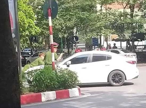 Tài xế xe Mazda bỏ chạy hất chiến sĩ Công an lên nắp capô 
