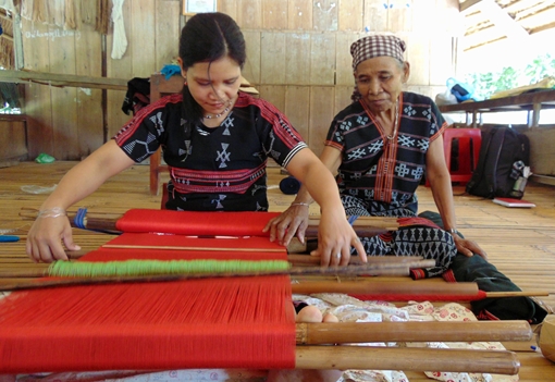 Cụ bà Cơ tu “truyền lửa” nghề dệt thổ cẩm