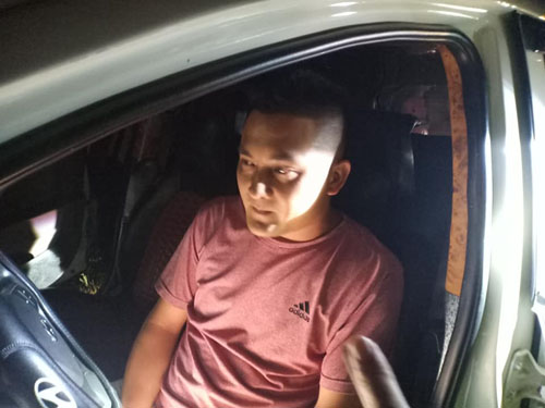 Tài xế "cố thủ" trong ô tô rồi rú ga chạy hất CSGT lên nắp capô