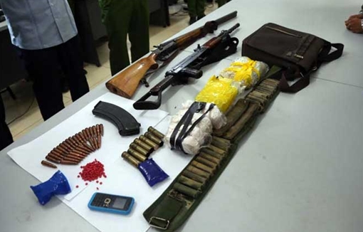 Vác súng AK vận chuyển 15 nghìn viên ma túy