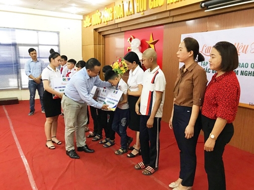 Tập đoàn CEO “Lan tỏa yêu thương” tới các em học sinh kém may mắn 