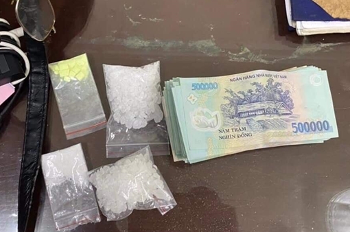 Giấu 4 túi nilon ma tuý bên ghế phụ ô tô