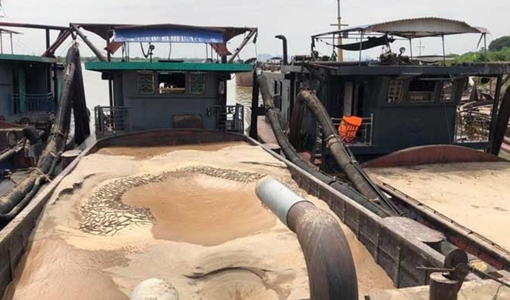 Mật phục trong đêm bắt 3 tàu cát tặc trên sông Hồng
