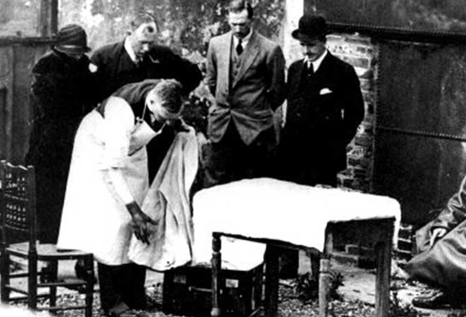 Bernard Spilsbury - Người soi đèn xác chết