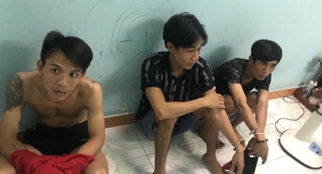 Ba con nghiện rủ nhau tháo trộm bánh xế sang