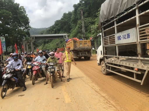 CSGT Hà Giang vất vả phân làn, thông tuyến giao thông do mưa lũ