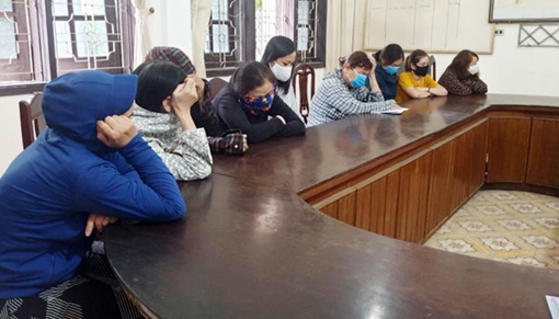 Chín 'quý bà' bị bắt quả tang trên sới bạc trăm triệu