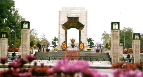 Tìm anh ở Đài Tưởng niệm Liệt Sĩ