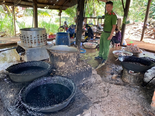 Bắt quả tang 1 cơ sở làm sạch lông vịt bằng nhựa thông  