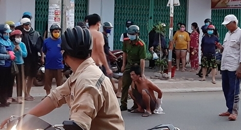 Bắt giữ đối tượng cầm dao đâm chết người giữa phố