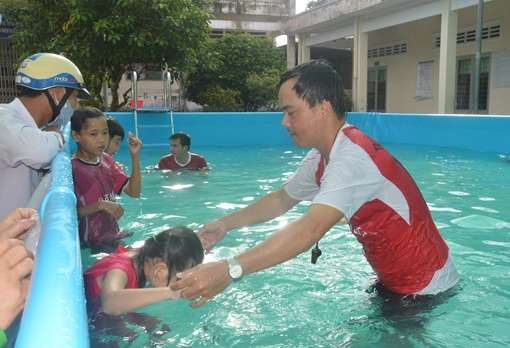 Thầy giáo miệt vườn “phủ sóng” hồ bơi cho học sinh