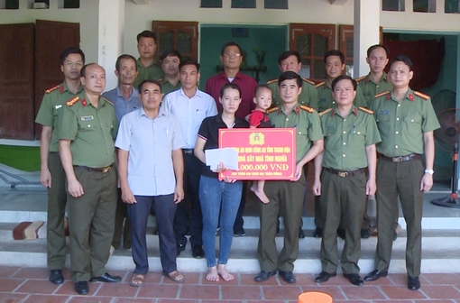 Trao 222 triệu đồng hỗ trợ xây nhà cho thân nhân cán bộ chiến sĩ