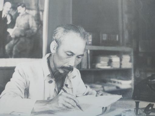 Chủ tịch Hồ Chí Minh "phá vây" ngoại giao