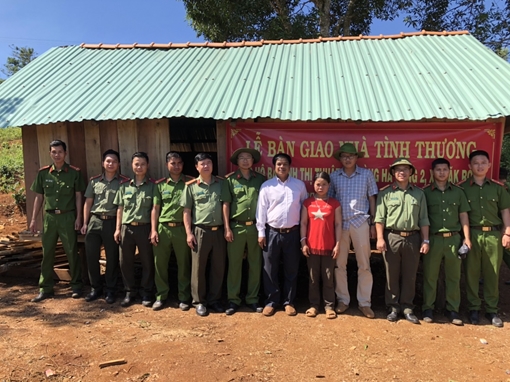 Công an huyện Kbang xây dựng nhà tình thương cho hộ nghèo