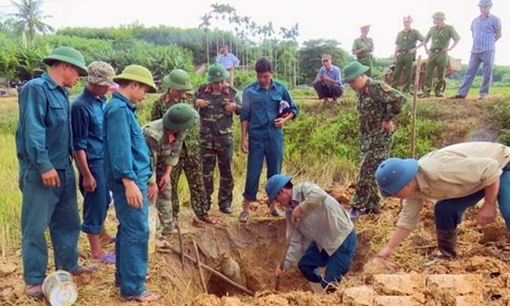 Phát hiện quả bom nặng gần 113 kg dưới ruộng lúa