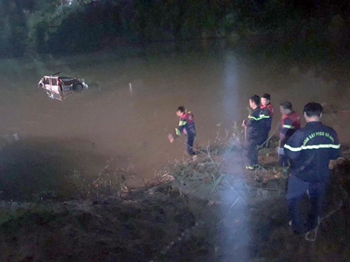 Ô tô tông xe máy rồi rơi xuống sông, 5 người thiệt mạng