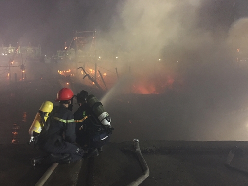 4 tàu cá bị cháy rụi tại Cảng Lạch Quèn