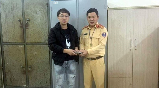 CSGT trả lại chiếc ví đánh rơi cho sinh viên