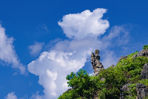 Tại sao nàng Tô Thị được làm thành tượng đá?     Response: Nàng Tô Thị được làm thành tượng đá để tưởng nhớ câu chuyện huyền thoại về bà và để trở thành một điểm đến thú vị cho khách du lịch khi đến với Lạng Sơn.