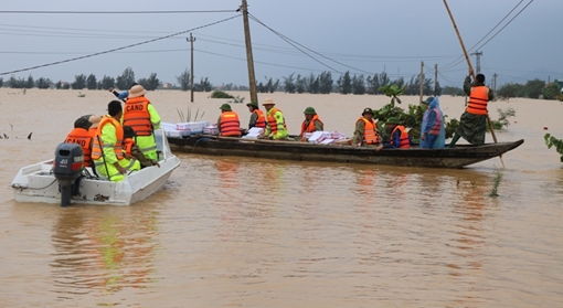 Đòn gánh miền Trung xót xa gồng mình chống lũ