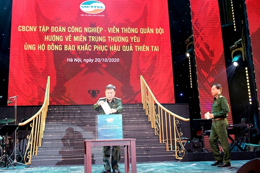 Viettel đảm bảo liên lạc và chia sẻ khó khăn với đồng bào lũ lụt miền Trung