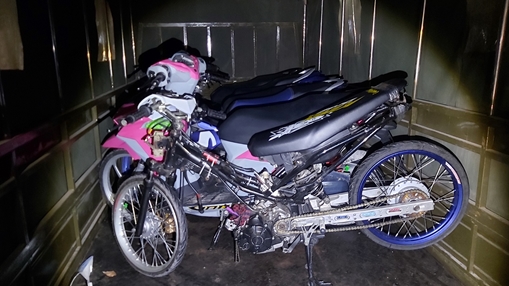 Phát hiện nhiều xe máy độ trong một tiệm sửa xe
