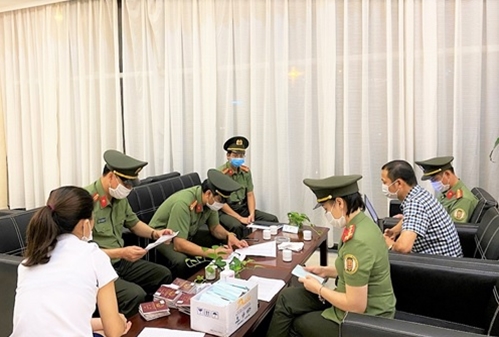 Sử dụng tên và địa chỉ của người khác để trốn đi nước ngoài