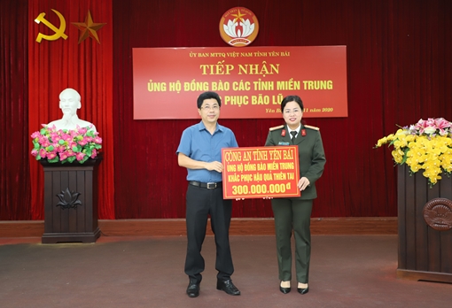 Công an Yên Bái ủng hộ 300 triệu đồng chia sẻ với đồng bào miền Trung