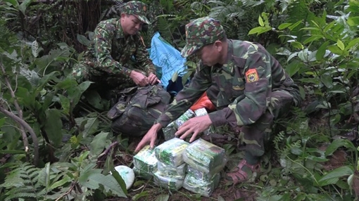 Bị vây bắt, nhóm đối tượng bỏ lại gần 100kg ma túy đá "thoát thân"