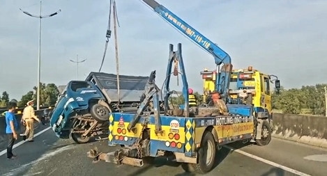 Xe tải nổ lốp lật ngang, hàng loạt phương tiện chôn chân trên cao tốc 