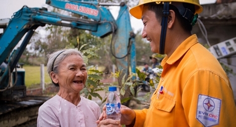"Tháng tri ân khách hàng" của EVN hướng về đồng bào miền Trung