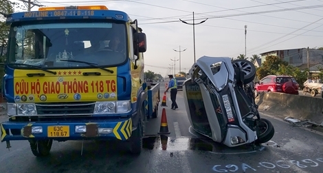 Thoát chết khi chiếc ô tô lao vào dải phân cách rồi lật ngang đường