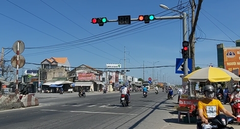 Đèn tín hiệu giao thông "kỳ cục" trên QL1A