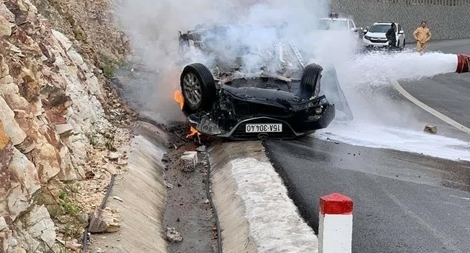 Ô tô tông vào vách núi bốc cháy, lái xe tử vong