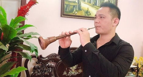 NSƯT Ngọc Anh: Cháy mãi tình yêu với âm nhạc dân tộc