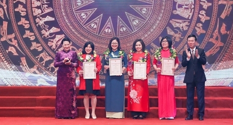 Trao Giải báo chí “75 năm Quốc hội Việt Nam”