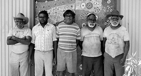 “Những cánh cửa Yuendumu”: ngôn ngữ hình ảnh và thông điệp "sa mạc"từ những thổ dân Australia