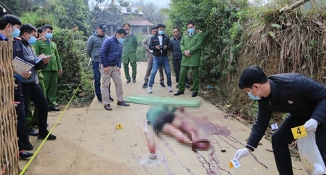 Nghịch tử chém chết bố mẹ đẻ rồi cắt cổ tự vẫn