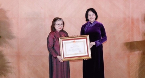 Nhà khoa học chế tạo vaccine viêm não Nhật Bản nhận danh hiệu Anh hùng lao động