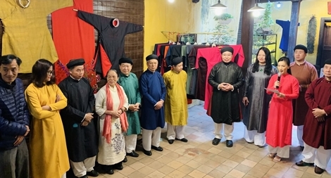 Trưng bày áo dài truyền thống trong lòng phố cổ Hà Nội